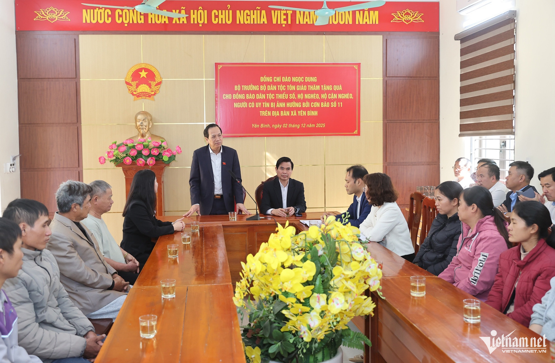 W-Bộ trưởng tặng quà 1.jpg