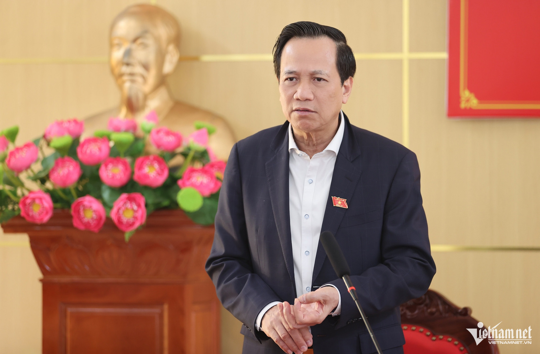 W-Bộ trưởng tặng quà 2.jpg