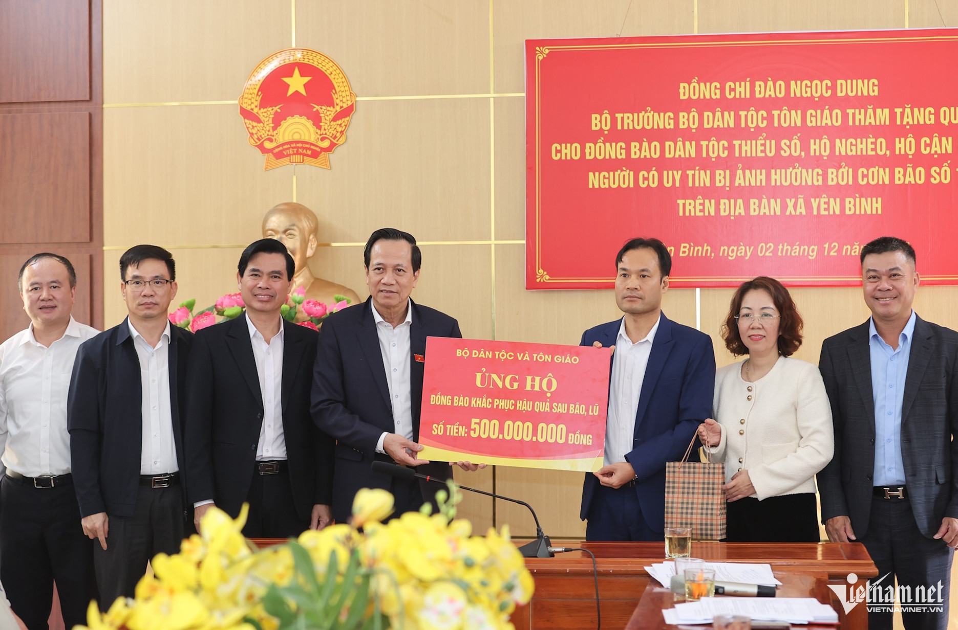 W-Bộ trưởng tặng quà 3.jpg