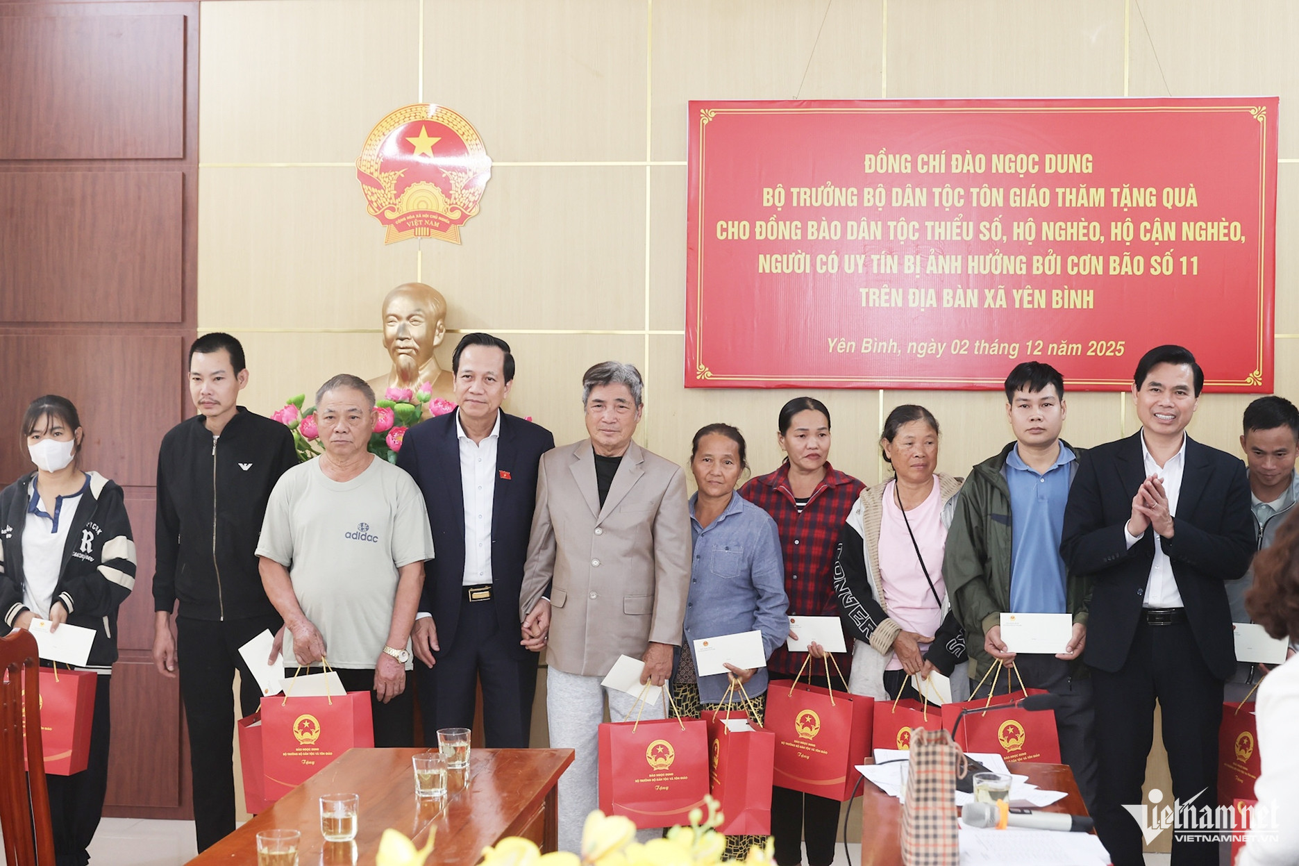 W-Bộ trưởng tặng quà 4.jpg