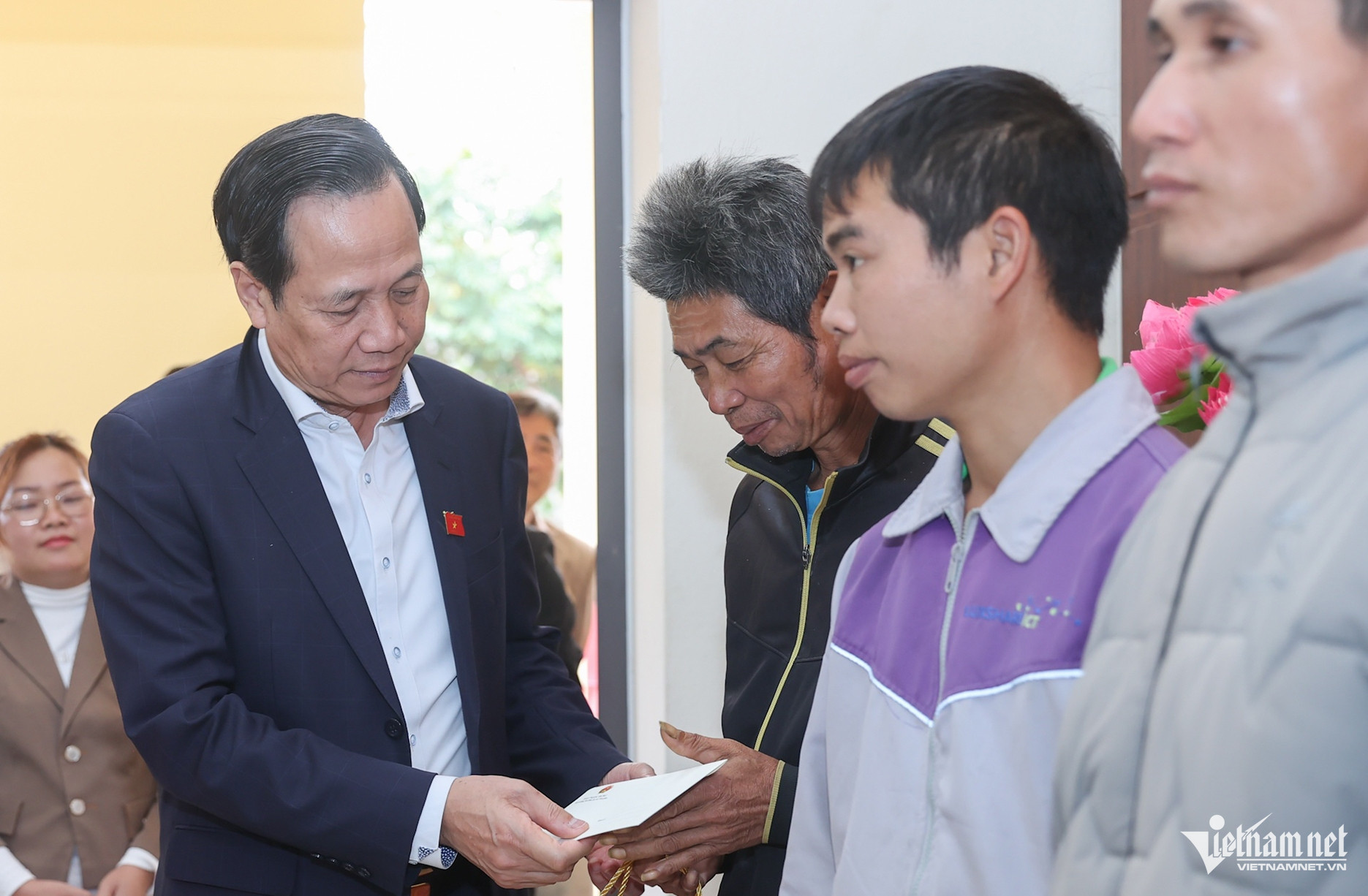 W-Bộ trưởng tặng quà 5.jpg