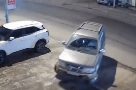 Xe máy húc thẳng đuôi ô tô đang lùi từ vỉa hè xuống đường, tài xế thương nặng