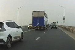 Xe tải chuyển làn ẩu, gây hoạ cho ô tô con trên cầu Thăng Long