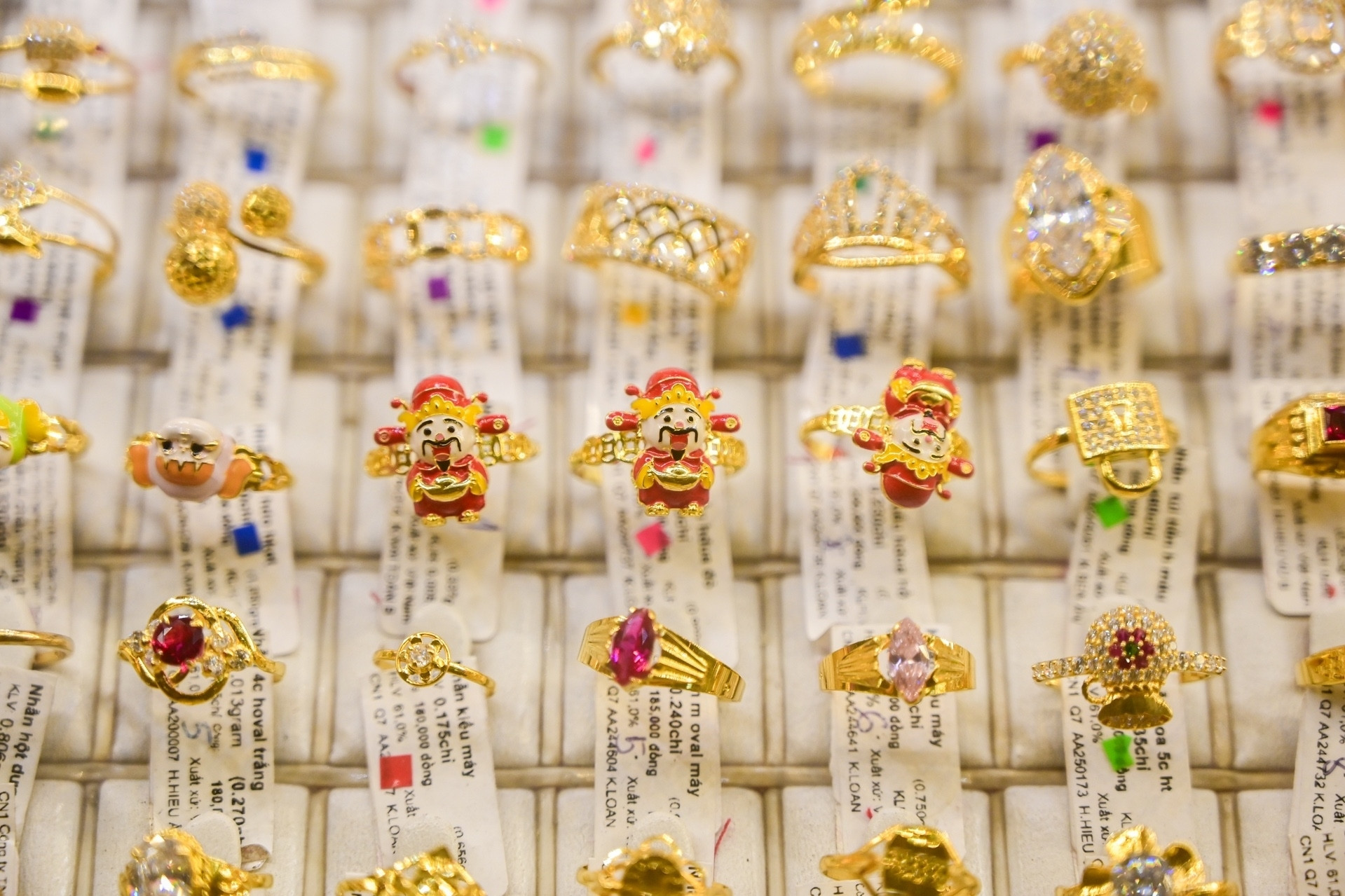 Giá vàng hôm nay 21/12/2025 neo ở ngưỡng cao, kỳ vọng vượt đỉnh mới