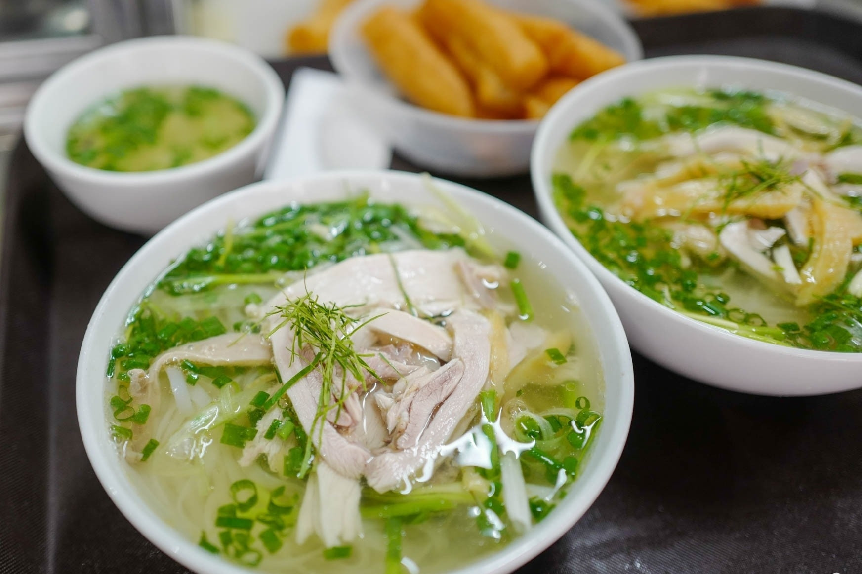 Bạn trai luôn trả dư tiền mỗi lần ăn phở, cô gái xúc động khi biết lý do