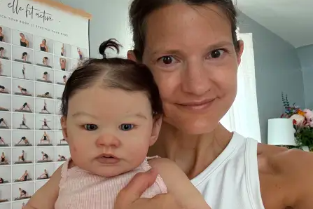 Bị chê &amp;apos;kỳ quái&amp;apos; vì chăm búp bê như con, người phụ nữ kiếm hơn 5 tỷ đồng mỗi năm