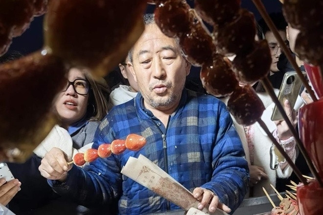 Dòng người xếp hàng mua kẹo của cụ ông ở cổng trường và câu chuyện xúc động