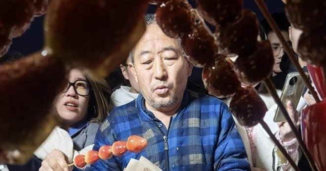 Dòng người xếp hàng mua kẹo của cụ ông ở cổng trường và câu chuyện xúc động