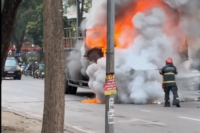 Hà Nội: Xe tải đang chạy trên phố Trần Thủ Độ bất ngờ bốc cháy ngùn ngụt