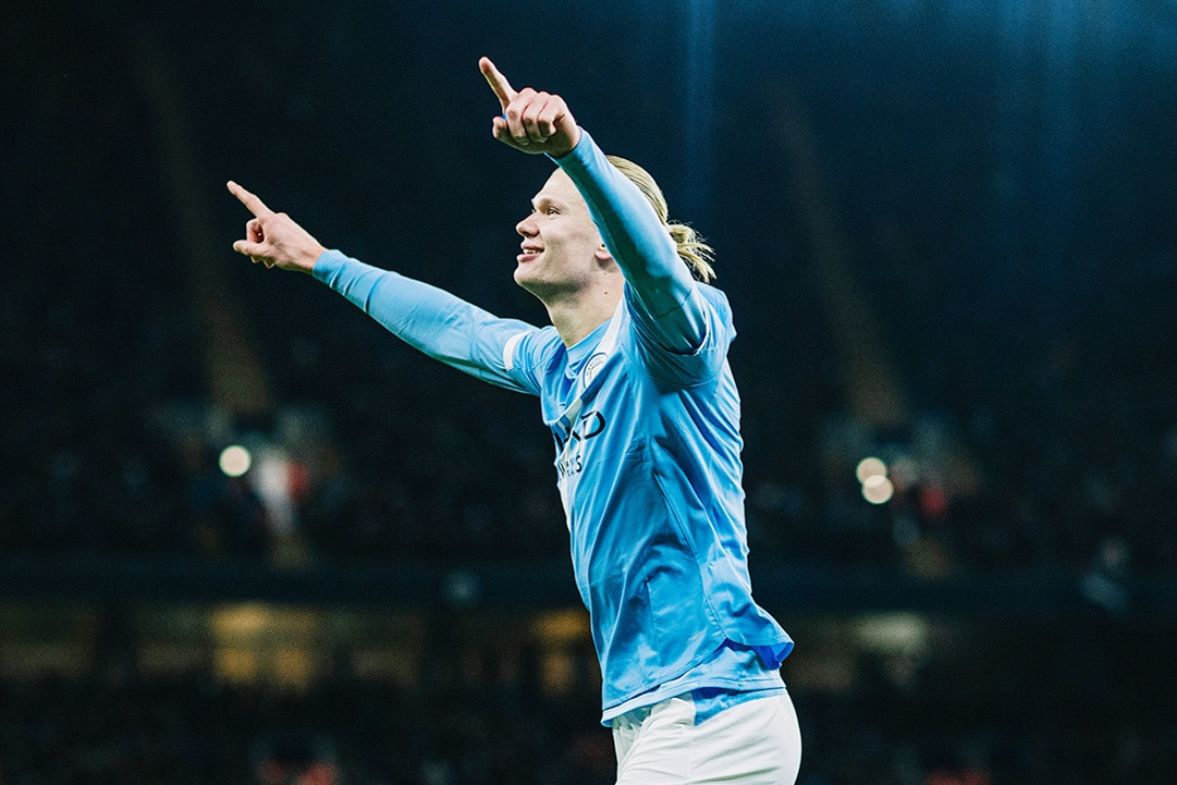  Haaland bừng sáng, Man City tạm chiếm ngôi đầu của Arsenal 