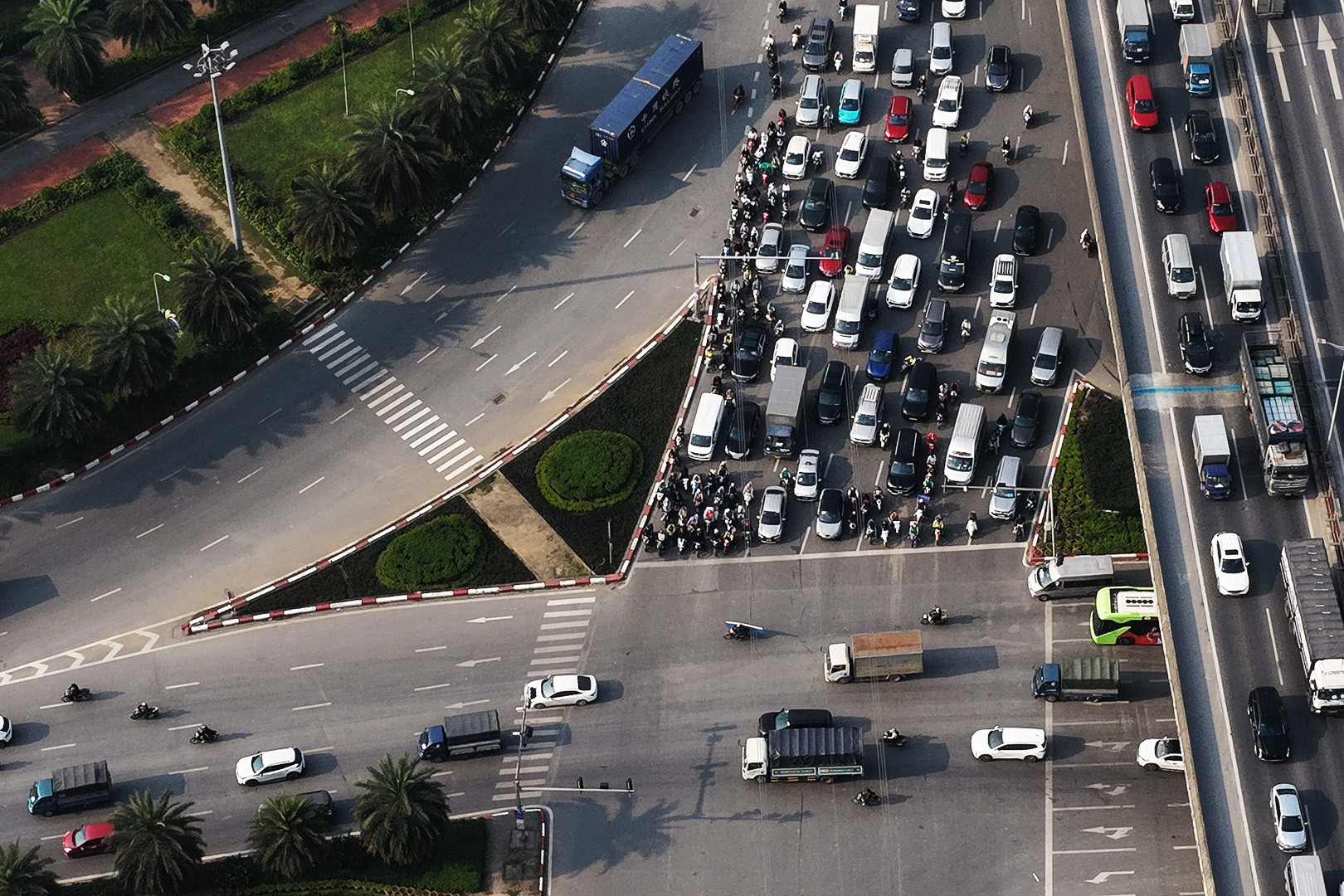 Hình ảnh xe cộ ngăn nắp trên phố Hà Nội sau khi hơn 1.800 camera AI đi vào hoạt động