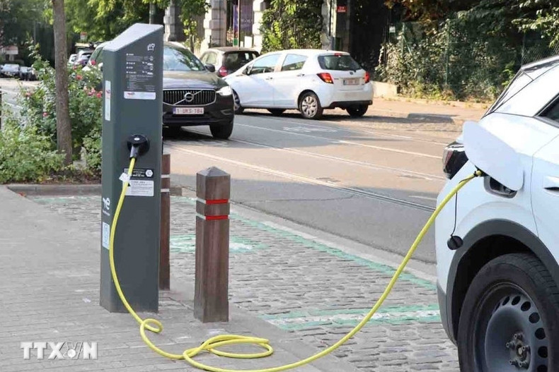 Khi cả Mỹ và Âu “giảm tốc xanh”