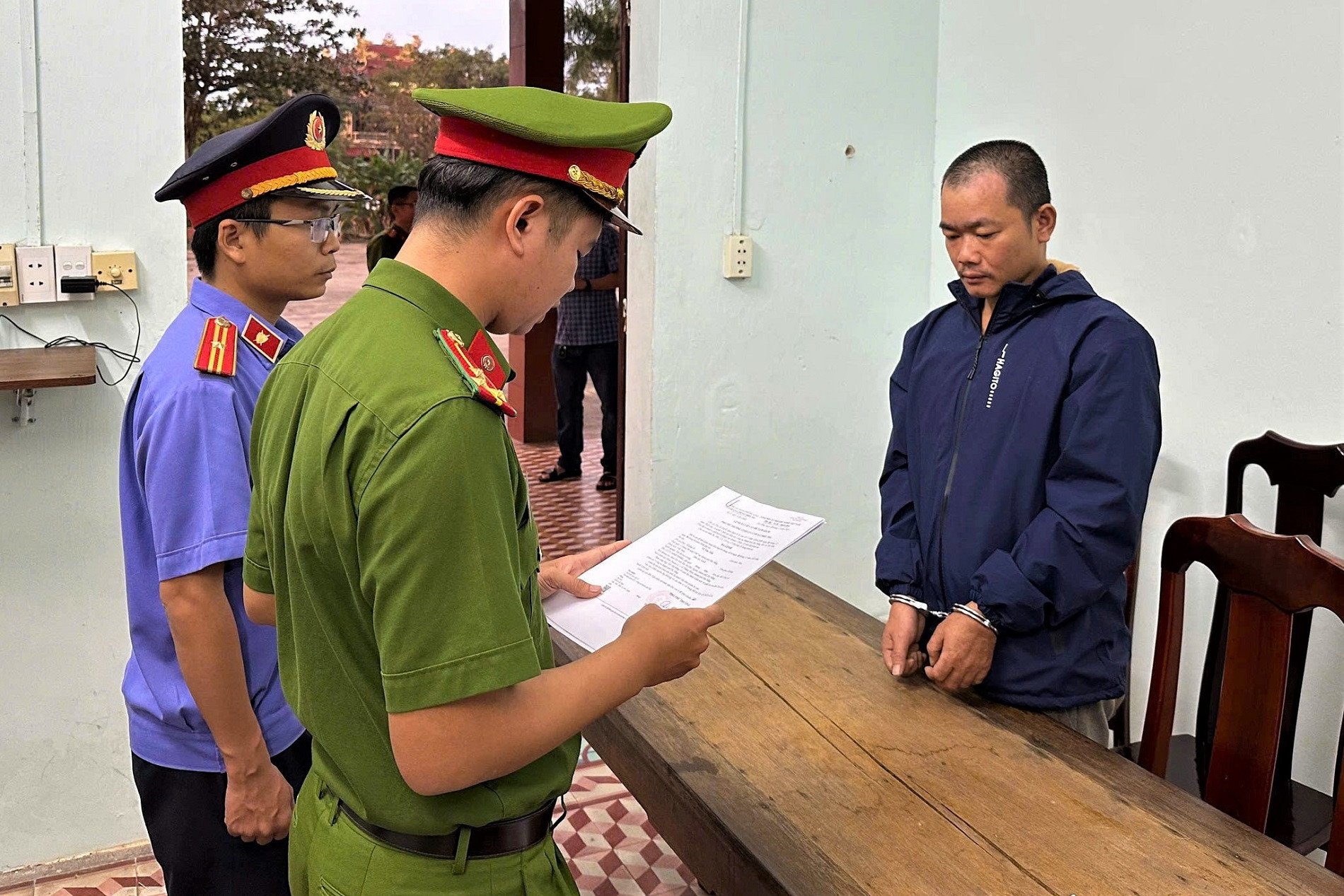 Khởi tố Võ Văn Tiến, đối tượng dùng dao chém vợ vì bị đòi ly hôn