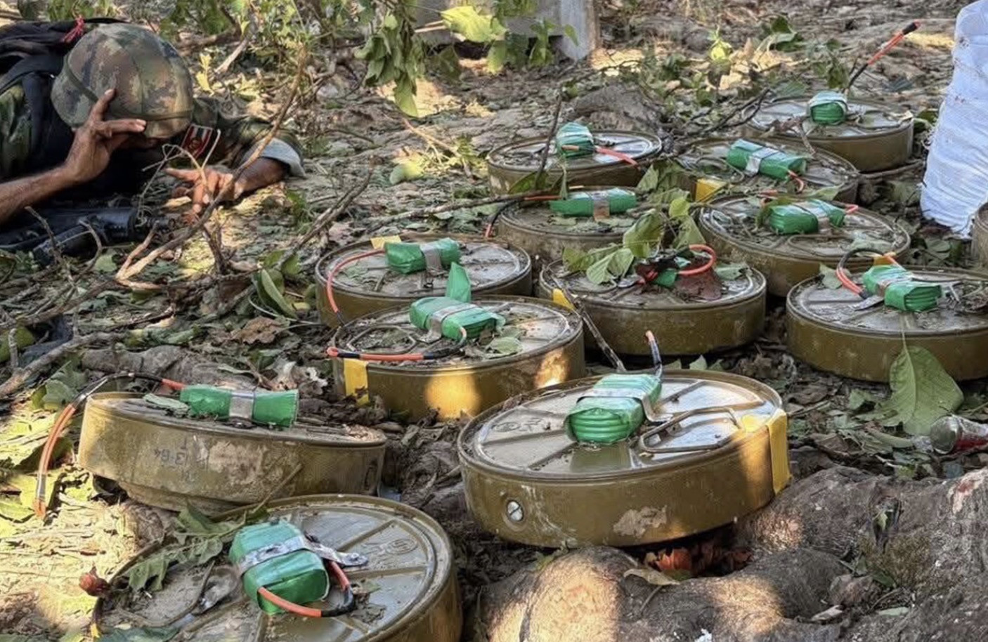 Lính Thái Lan kiểm tra các món Campuchia để lại tại khu vực Ban Sam Lang. Ảnh: Bangkok Post