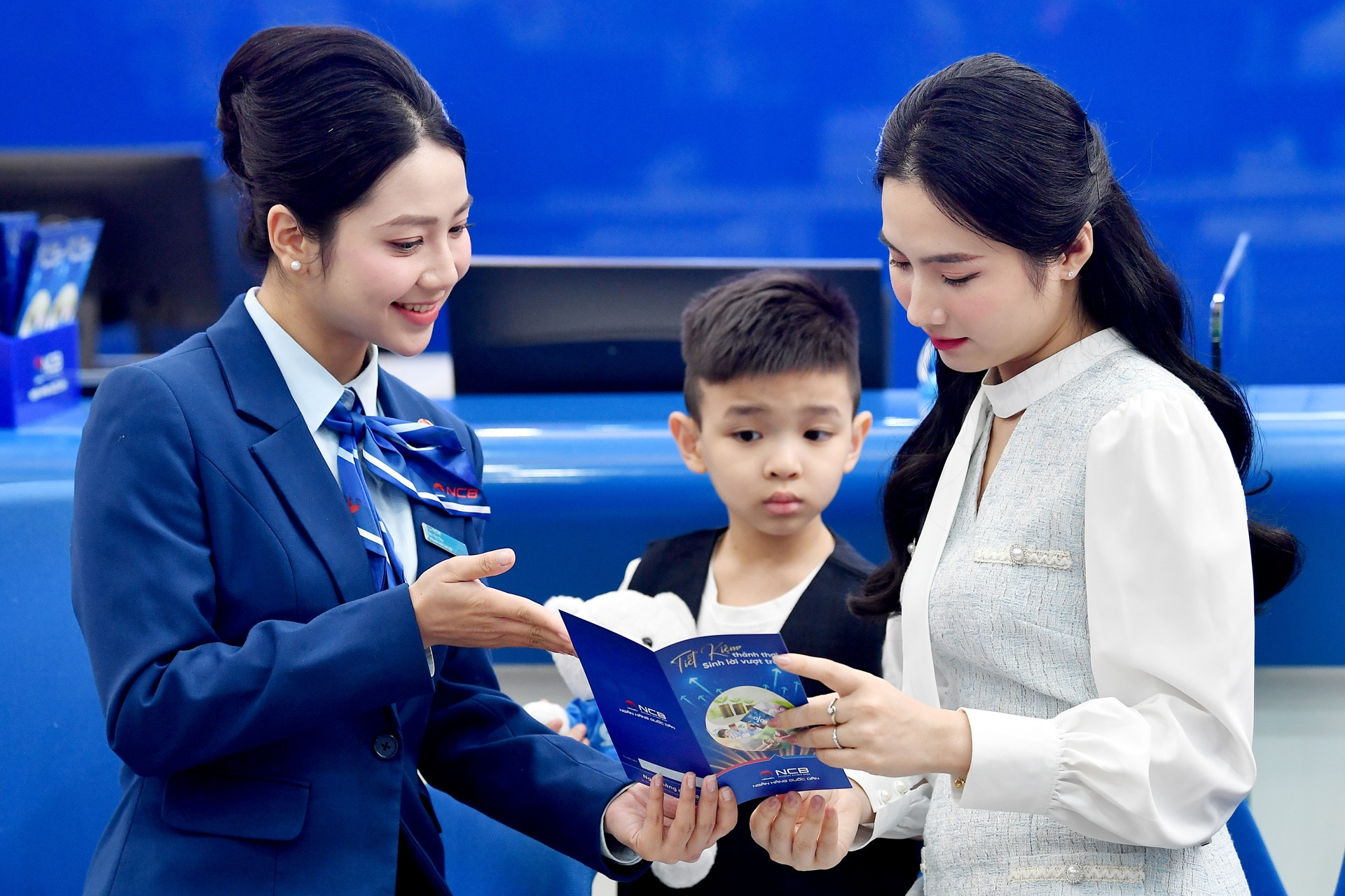 Gửi tiền ngân hàng cuối năm: Đua cộng thêm lãi suất, có nơi vượt 8%/năm