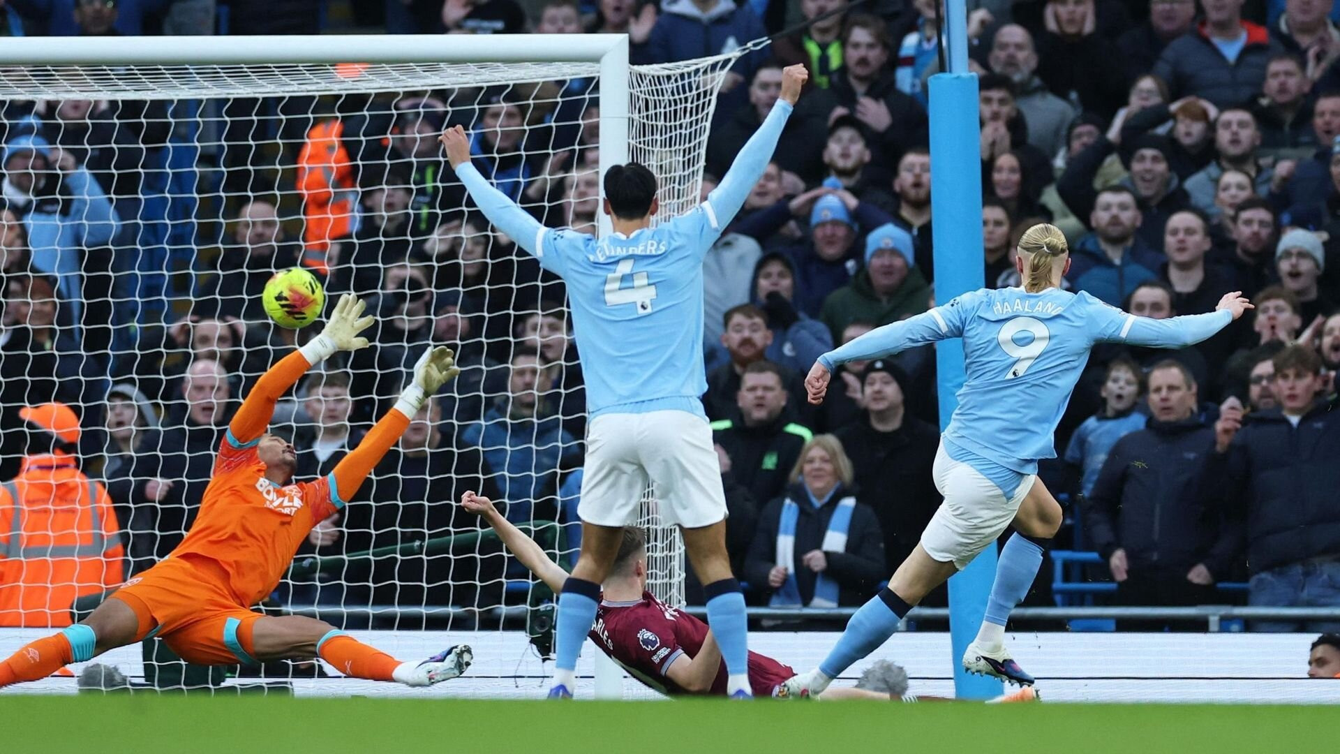 resources_premierleague_pulselive_com 2025 12 20T150719Z_383588221_UP1ELCK1606HD_RTRMADP_3_SOCCER ENGLAND MCI WHU.jpg