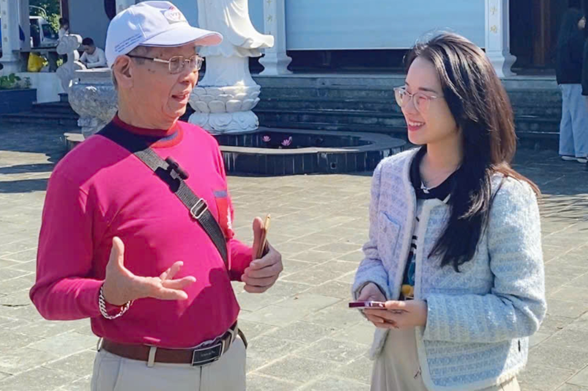 IELTS 7.5를 우등으로 졸업한 하노이 소녀는 무덤 판매 직업을 선택한 이유를 밝혔습니다.