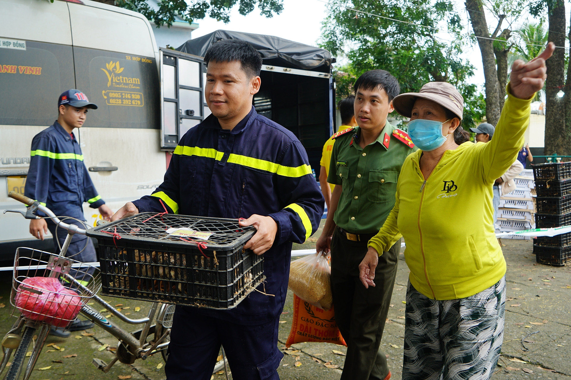 Trao hỗ trợ cho 850 hộ dân chịu thiệt hại do mưa lũ ở xã miền núi Sơn Hòa