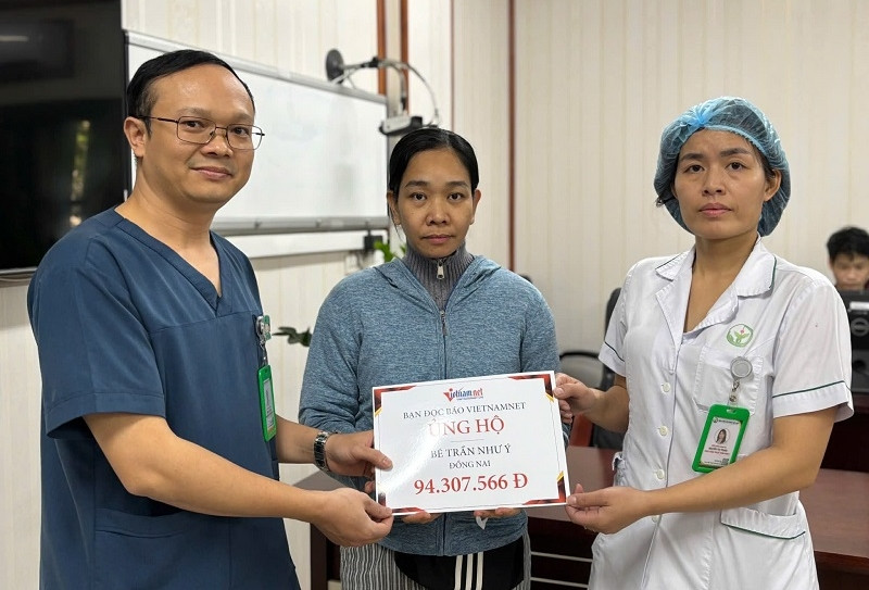 Trao hơn 94 triệu đồng của bạn đọc giúp đỡ bé Như Ý bị u não