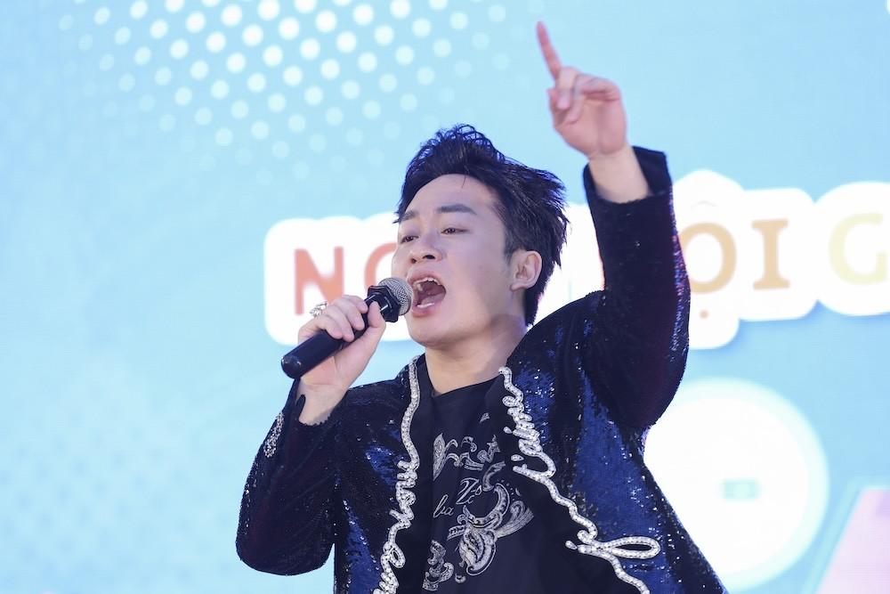 Tùng Dương song ca với thầy giáo bản hit 'Tái sinh' làm nghìn người phấn khích