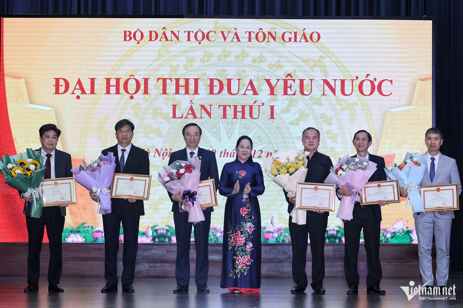 W-Bang khen cho 6 tap the.jpg