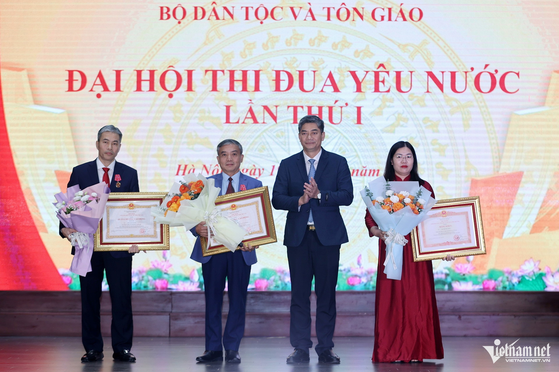 W-Trao Huan chuong Lao dong hang Ba va Bang khen Thu tuong.jpg