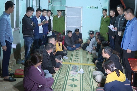Bản tin cuối ngày 20/12: Triệt xóa sới bạc ở Thanh Hóa, bắt giữ 15 đối tượng