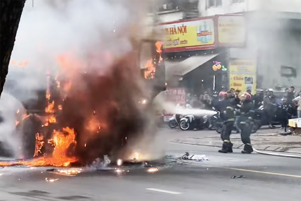 Bản tin chiều 20/12: Xe tải đang chạy trên phố bất ngờ bốc cháy ngùn ngụt