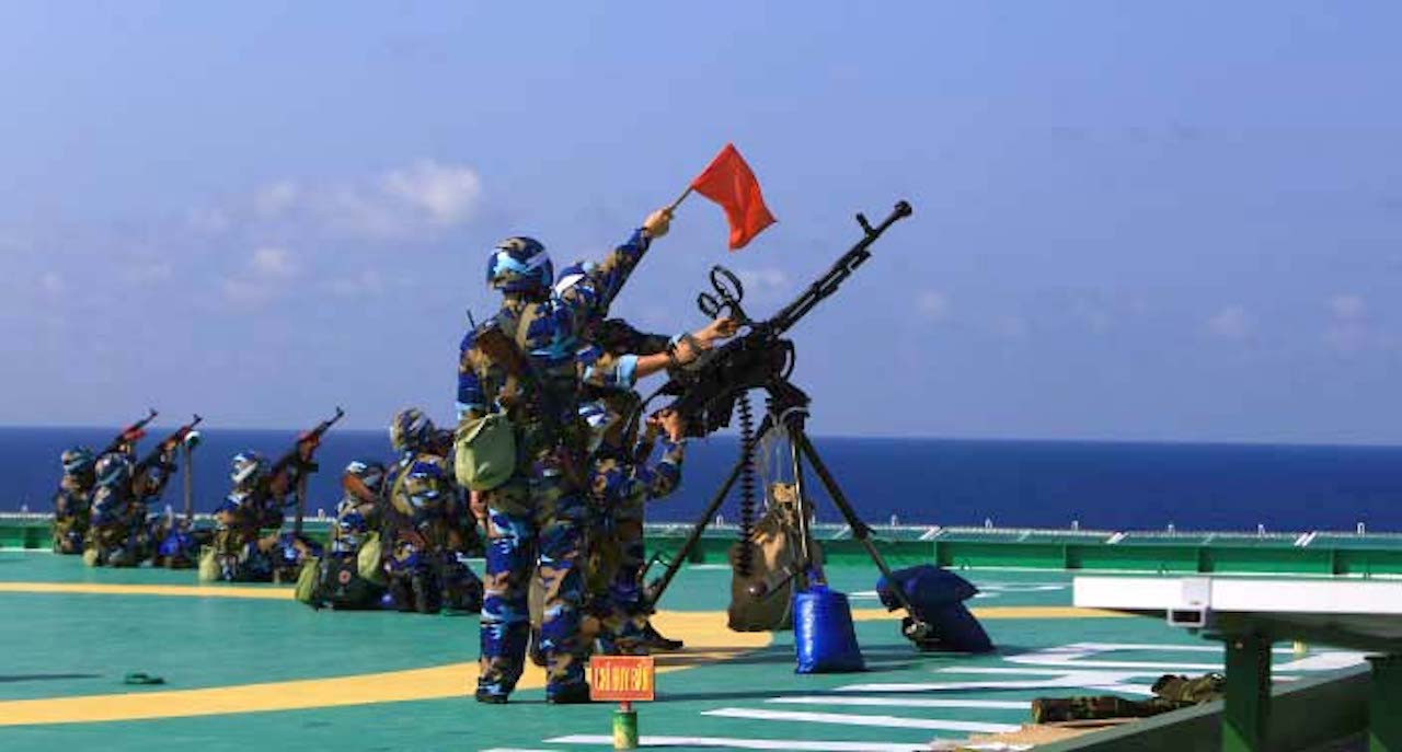 3 (2)Huấn luyện, sẵn sàng chiến đấu trên nhà giàn DK1 hôm nay.jpg