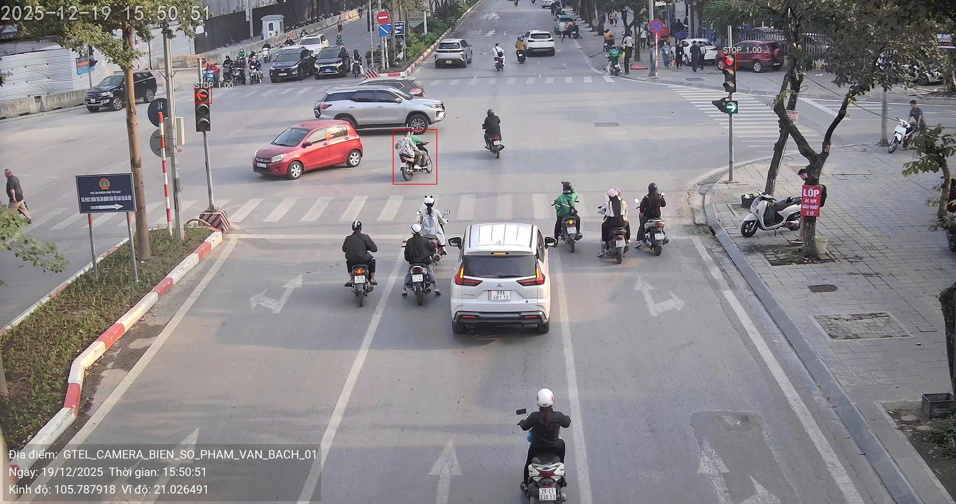 Camera AI phát hiện 123 xe máy vượt đèn đỏ tại một ngã tư ở Hà Nội