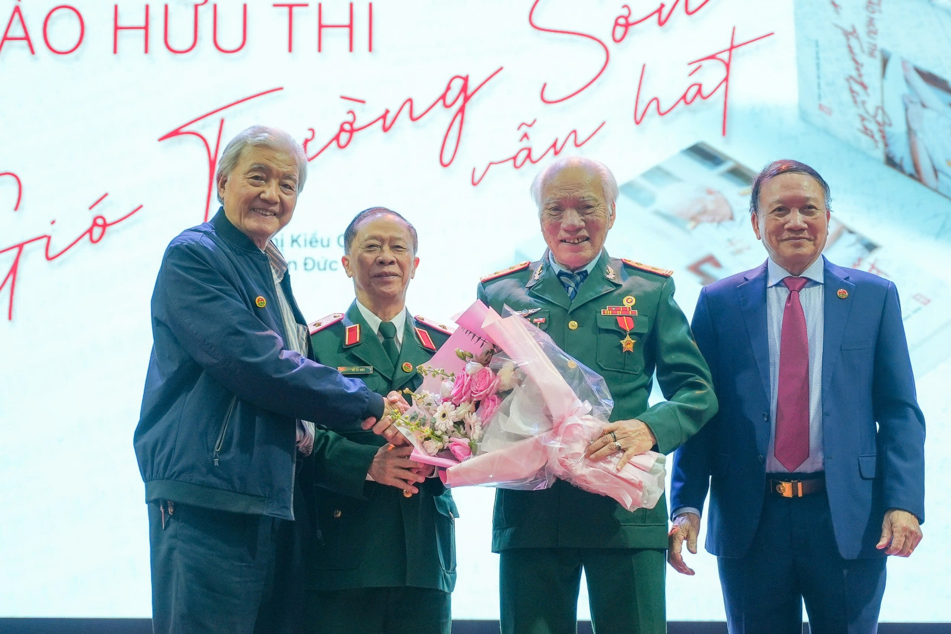 batch_Đại diện Lãnh đạo Hội truyền thống Trường Sơn, Hội Văn học Nghệ thuật Trường Sơn tặng hoa chúc mừng Nhạc sĩ Đào Hữu Thi (1).jpg