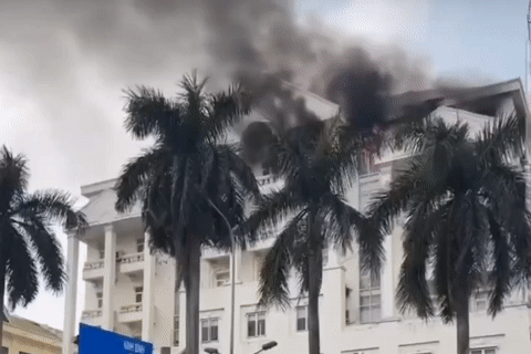 Cháy lớn tại trụ sở Bưu điện tỉnh Hà Nam cũ, cột khói bốc cao hàng chục mét