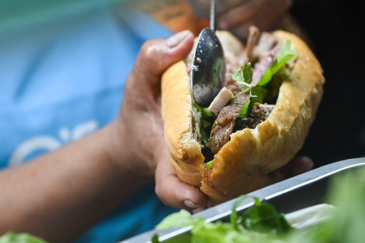 Dứt áo rời phố lớn, chủ quán bánh mì tiết kiệm 30 triệu đồng mỗi tháng