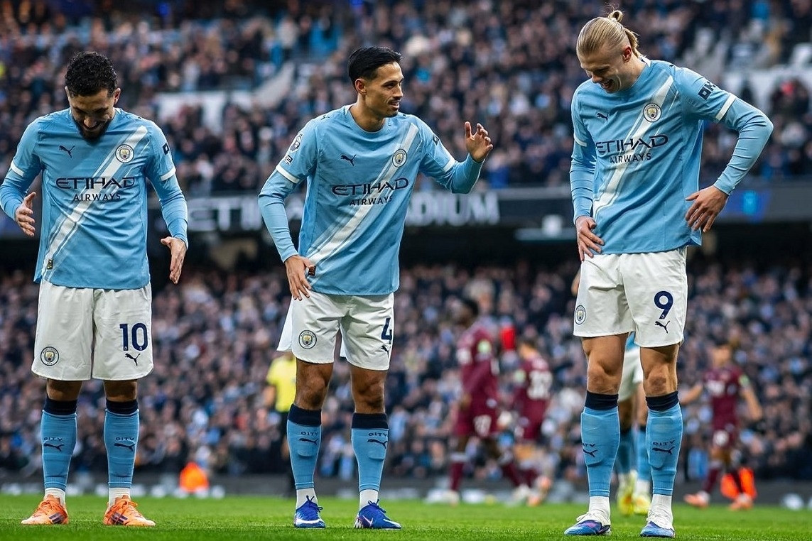 Haaland lại phá kỷ lục cùng Man City thắng giòn, Pep vẫn chê