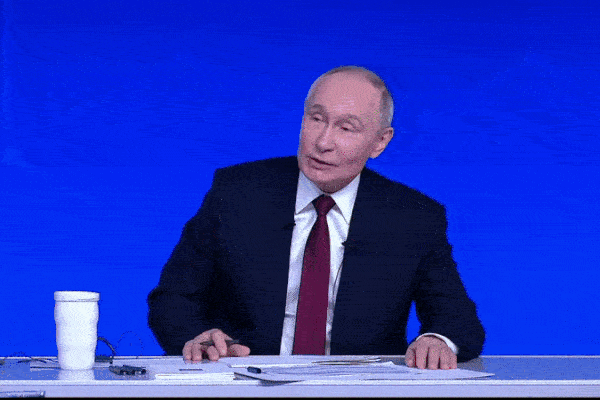 Khoảnh khắc nhà báo trẻ cầu hôn bạn gái ngay giữa cuộc họp báo của ông Putin