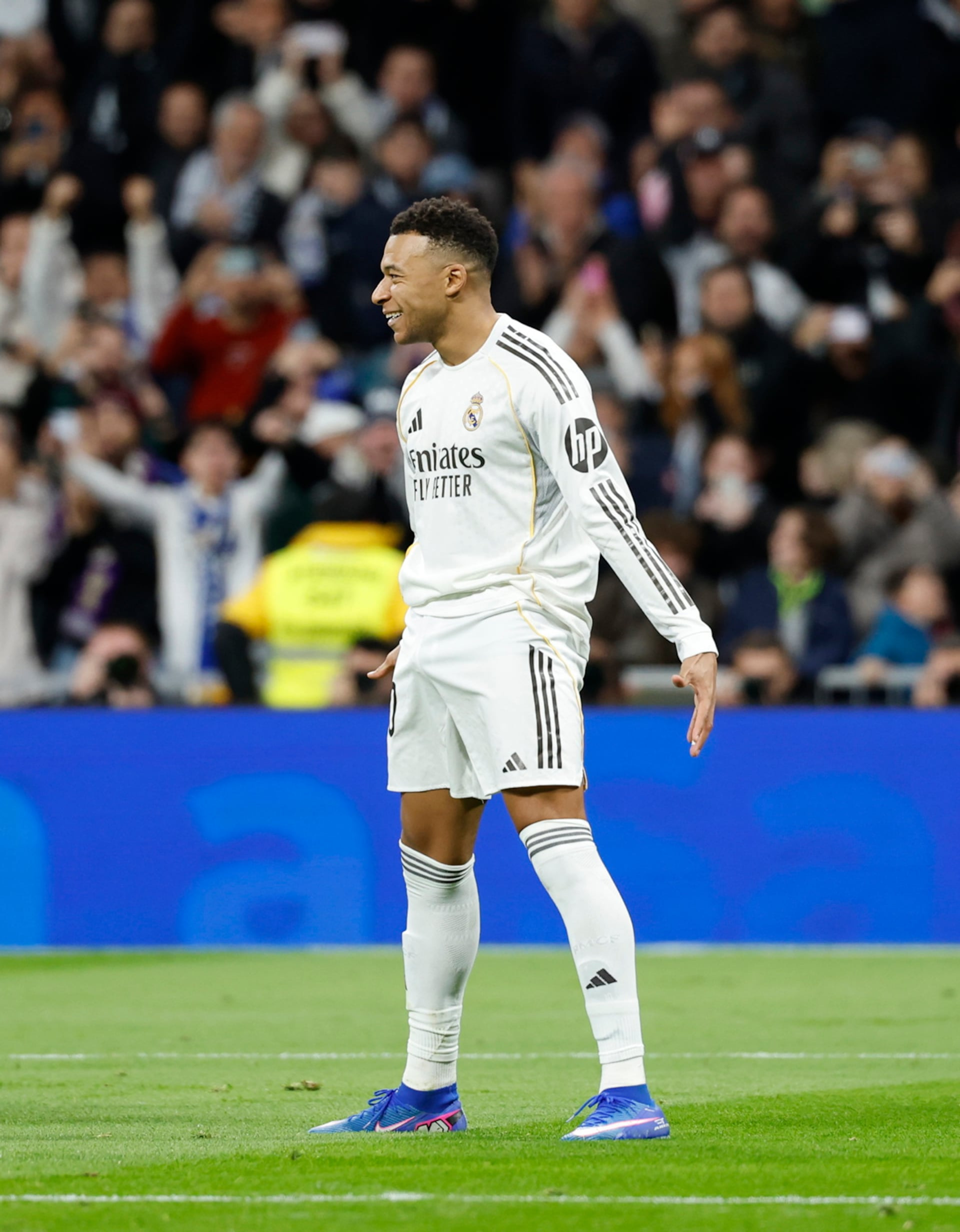 https://static-images.vnncdn.net/vps_images_publish/000001/000003/2025/12/21/mbappe-real-madrid-sevilla-1-828.jpg