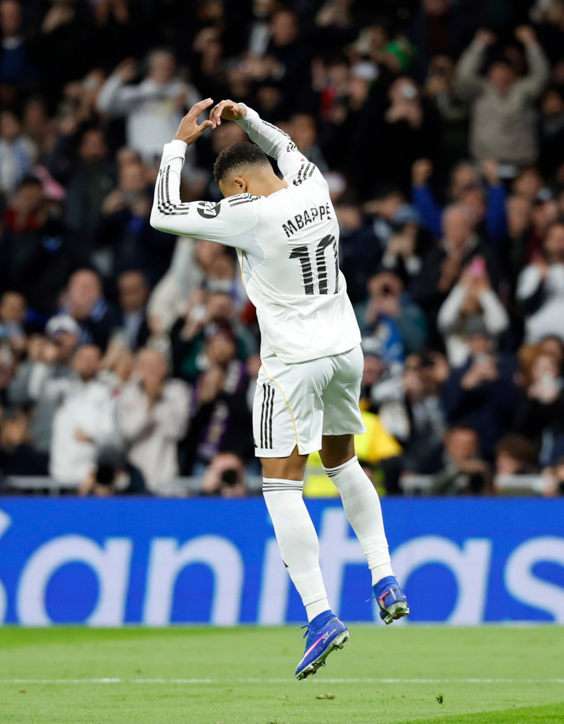 https://static-images.vnncdn.net/vps_images_publish/000001/000003/2025/12/21/mbappe-real-madrid-sevilla-2-827.jpg