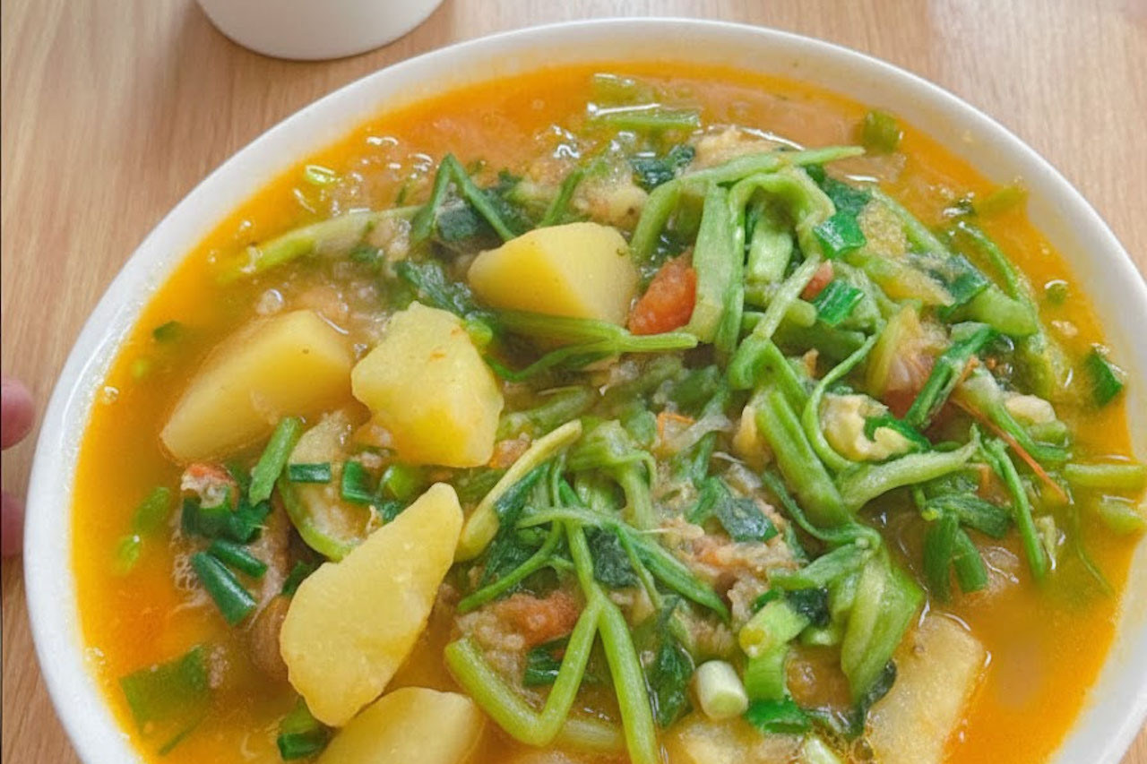 Món 'hot trend' canh khoai tây nấu rau cần: Ai không nên sử dụng?