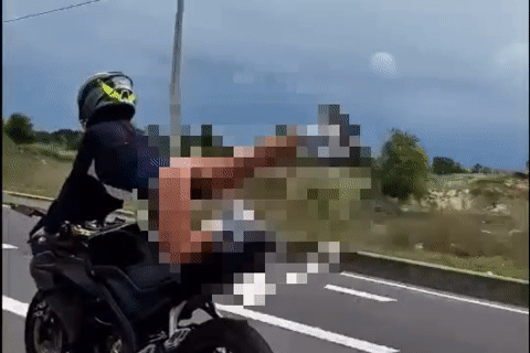 Người phụ nữ nước ngoài 'làm xiếc' trên xe máy ở Khánh Hòa