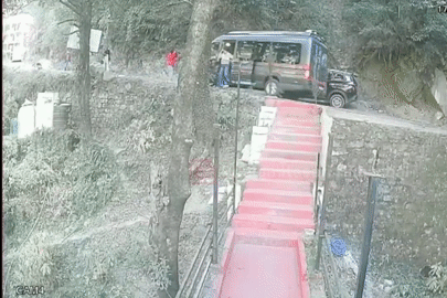 Tài xế quên kéo phanh tay khiến xe trôi dốc, du khách thoát nạn trong gang tấc