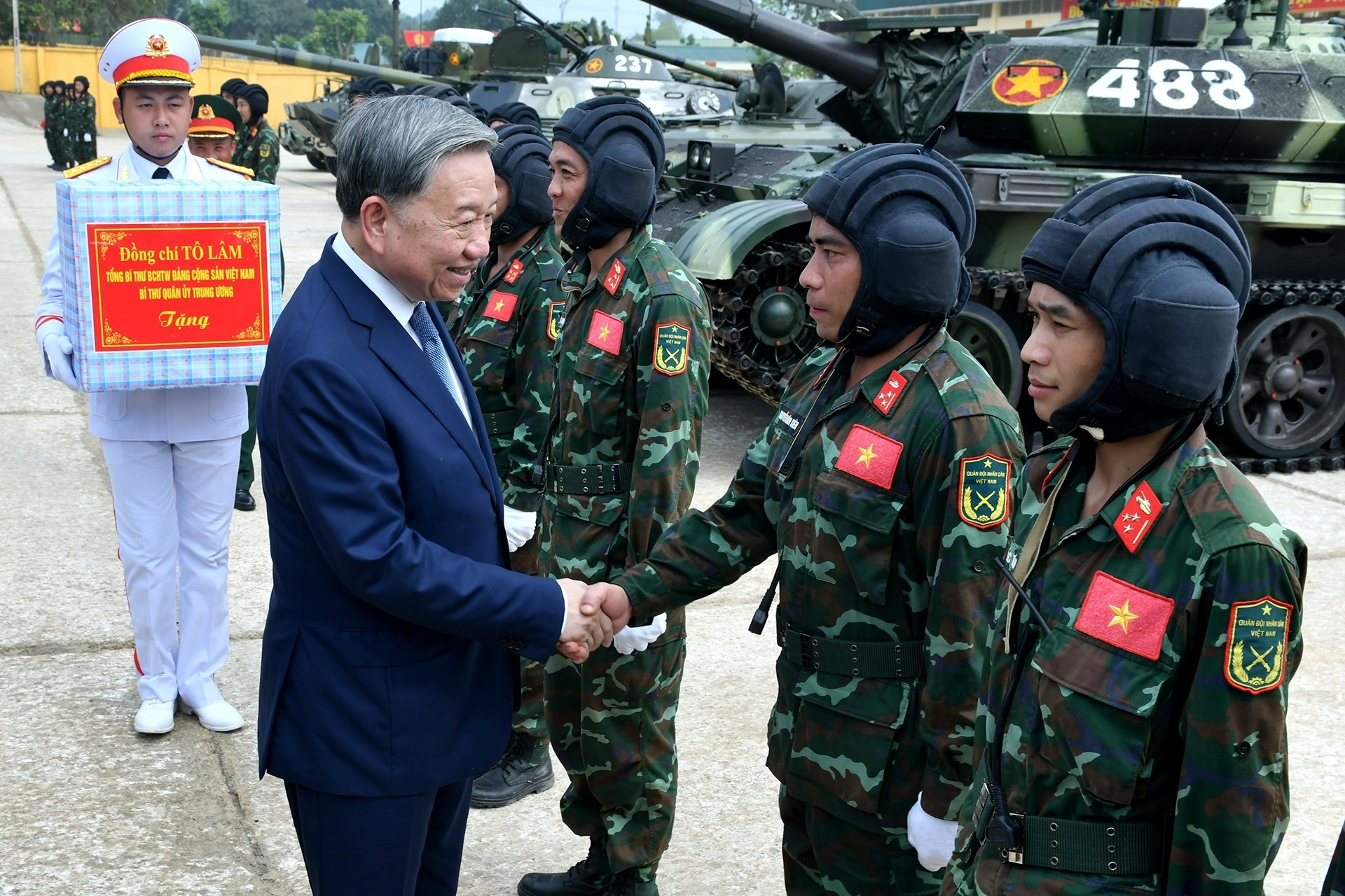  Tăng cường sự lãnh đạo tuyệt đối, trực tiếp về mọi mặt của Đảng đối với Quân đội 