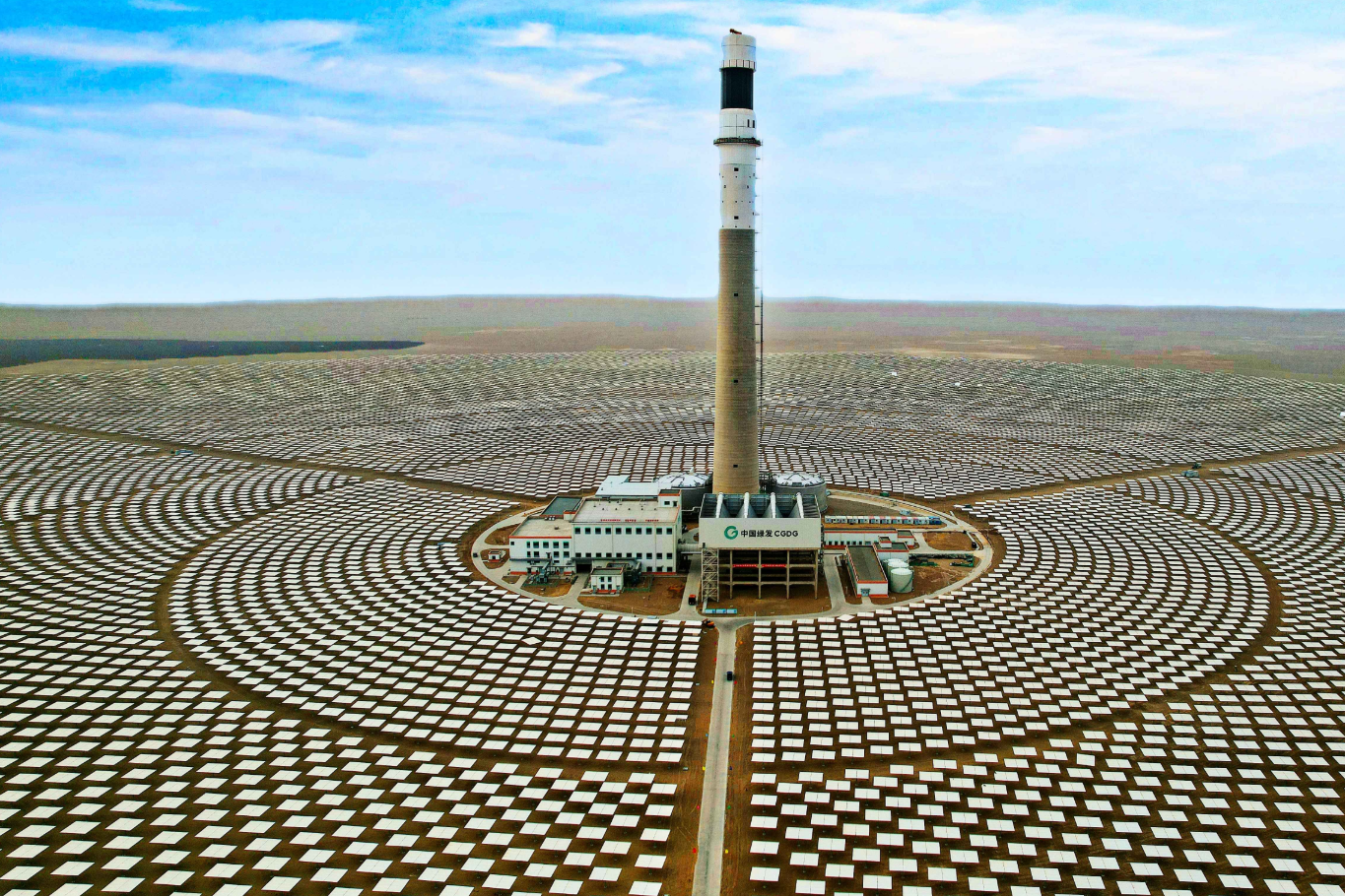  'Tháp vàng' cao 247m giữa sa mạc Trung Quốc, biến cát nóng thành điện sạch 