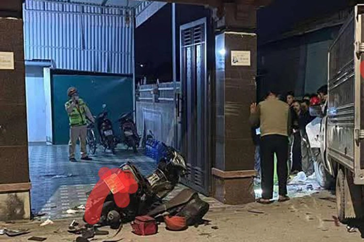 Tai nạn giữa xe máy chở ba thiếu niên và ô tô tải, một người tử vong