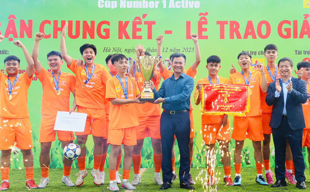 xuan mai bong da.jpg