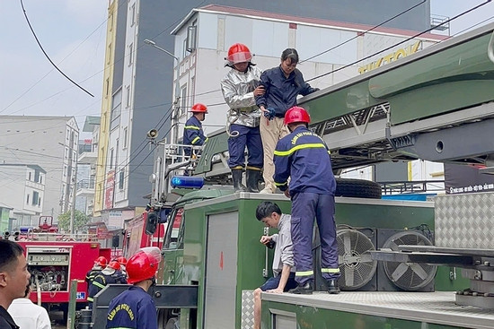 Bản tin chiều 22/12: 8 người mắc kẹt trong vụ cháy nhà 6 tầng tại Bắc Ninh