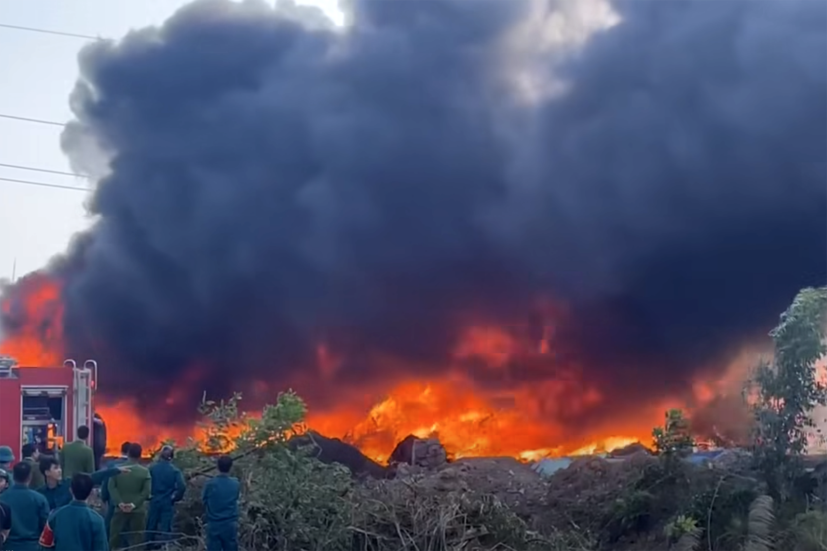 Bản tin cuối ngày 22/12: Lửa ngùn ngụt tại kho chứa bông, cột khói cao ngút trời