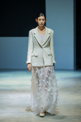 16.Show 2 Người mẫu trẻ Tú Anh walk cho nhà WHITE ANT.jpg