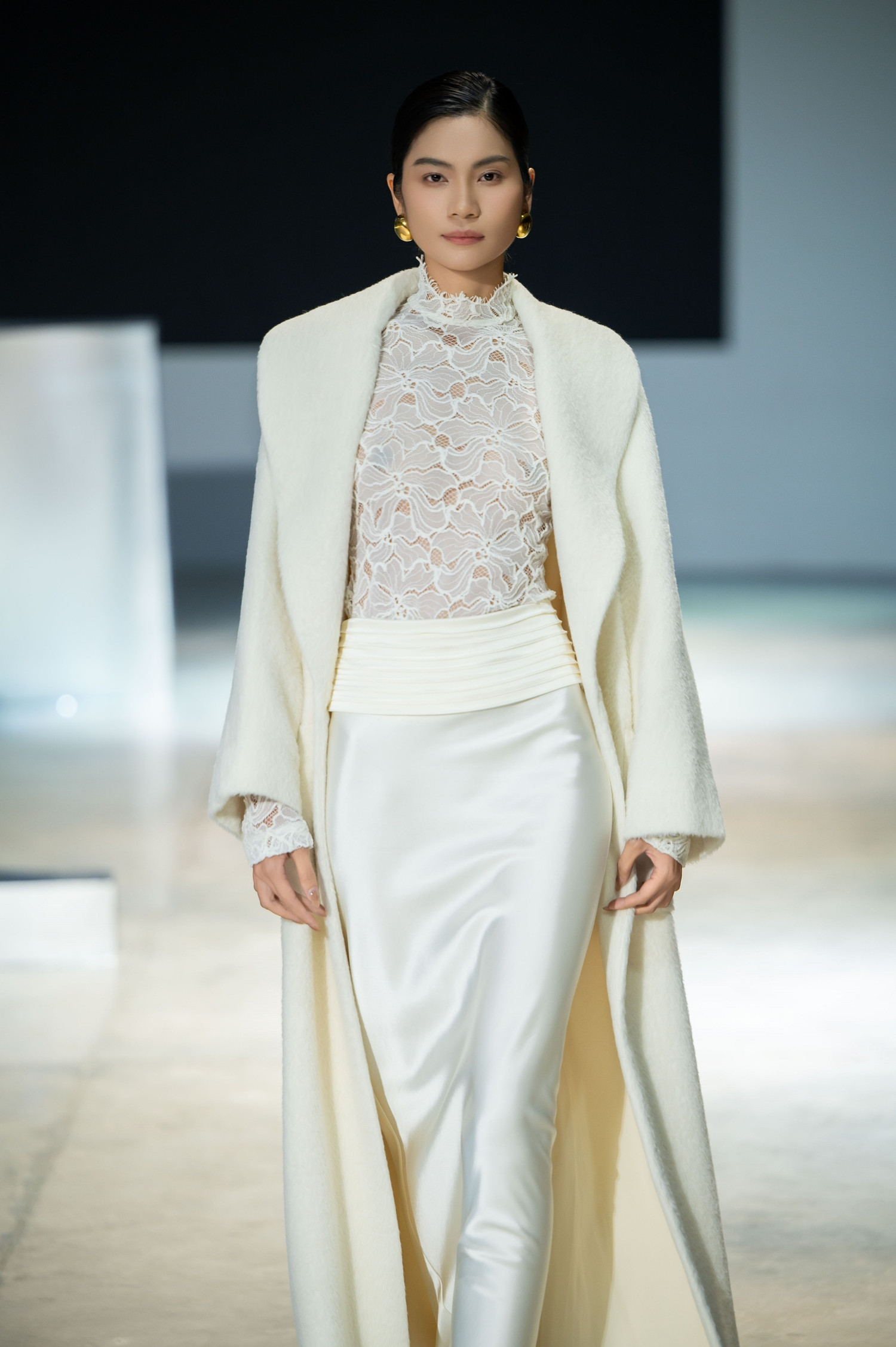 17.Show 2 Kim Dung walk cho nhà WHITE ANT.jpg