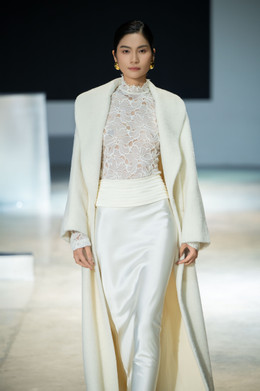 17.Show 2 Kim Dung walk cho nhà WHITE ANT.jpg