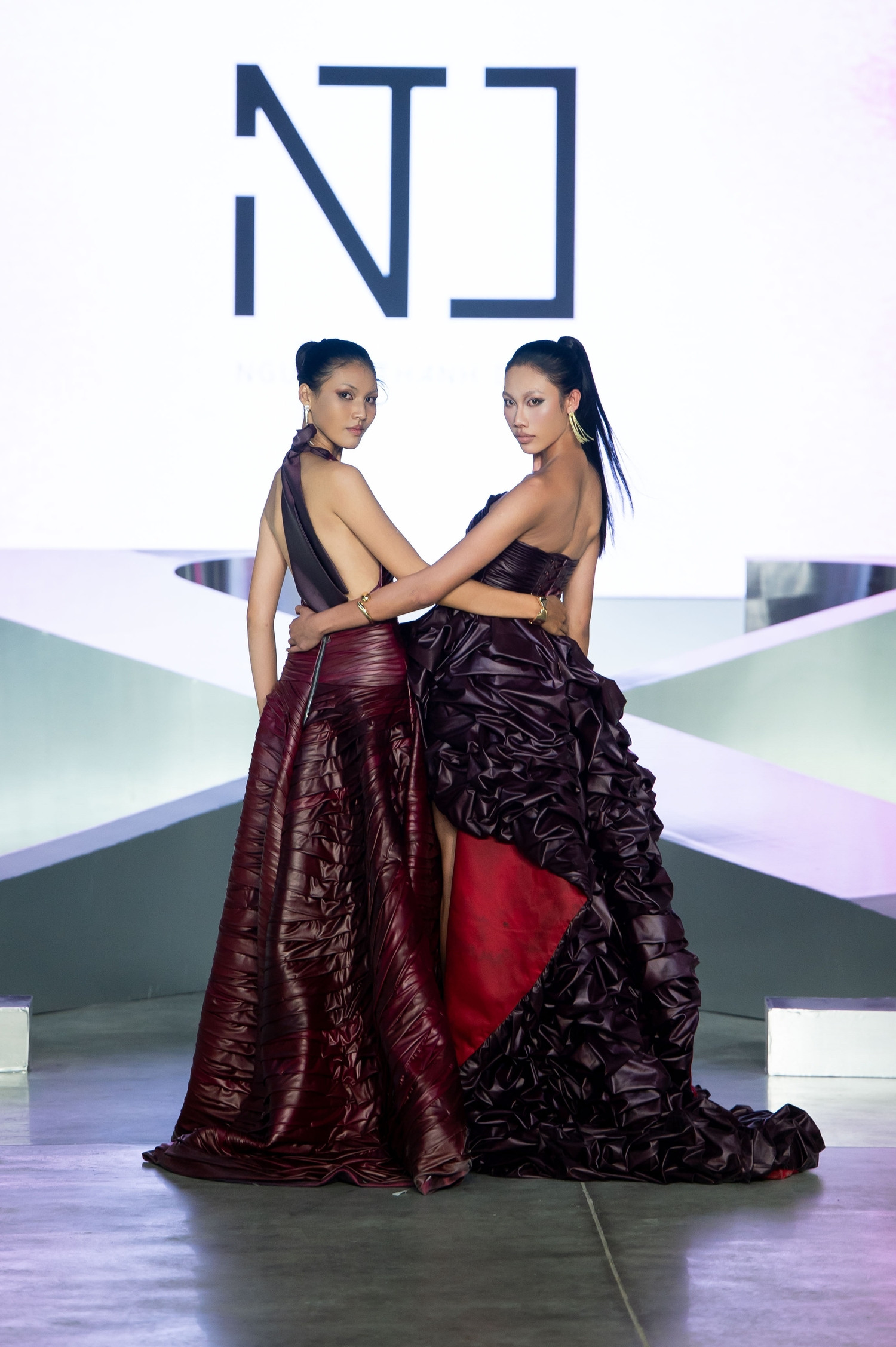 20.Show 3 Bộ đôi Bảo Ngọc & Tuyết Mai trình diễn cho nhà NGUYEN THANH DANH.jpg